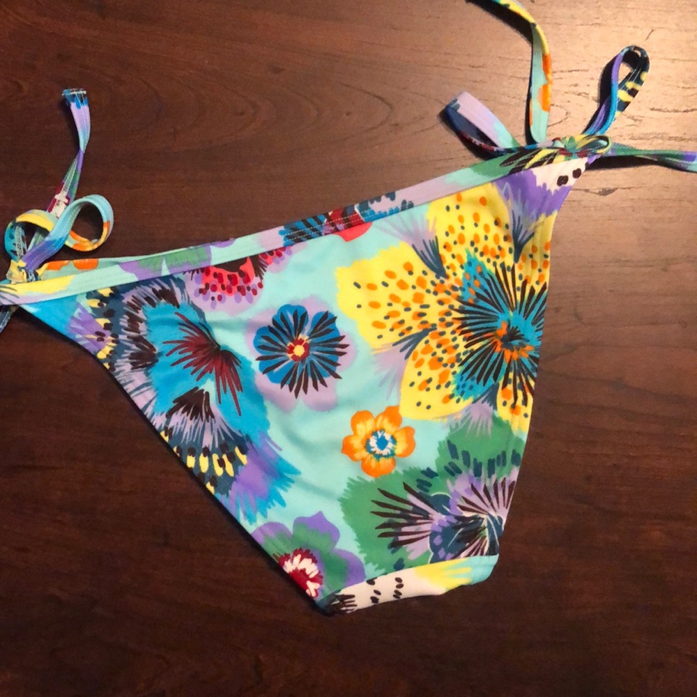 XS tropical flowers string bikini 32B - Picture 3 of 4